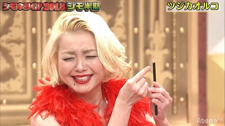 関根勤「もはや芸術！」　エロリン・モンロー、鉛筆を手にしながら「あー硬いわ」と舌なめずり