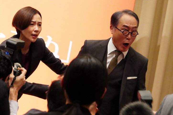 大泉洋が命名！渋すぎ“オーラ怪獣”佐藤浩市らの『騙し絵の牙』新・場面写真解禁