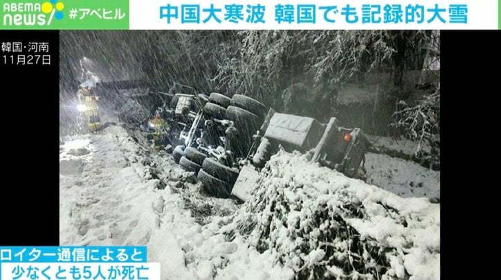 【写真・画像】トラックが横転→扉が開きっぱなしに…韓国で記録的大雪　1枚目