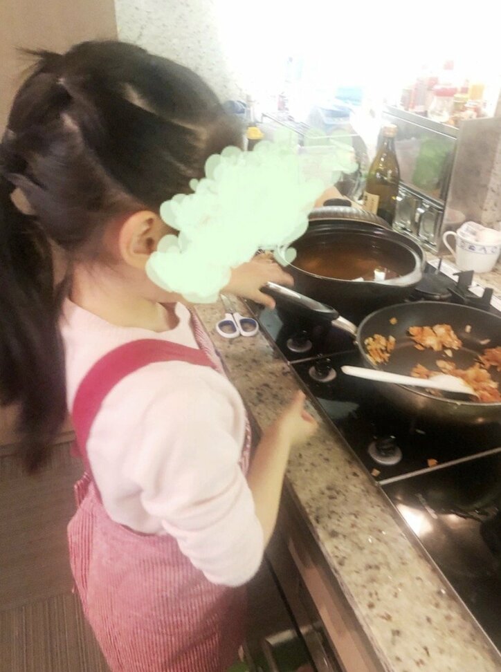 市川海老蔵、娘・麗禾ちゃんがエプロン姿で料理「麻央ちゃんそっくり」「美しい!」の声