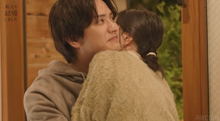 色っぽく唇を見つめ…瀬戸利樹、年下妻の腰に手を回しおかわりハグ『私たち結婚しました4』第6話