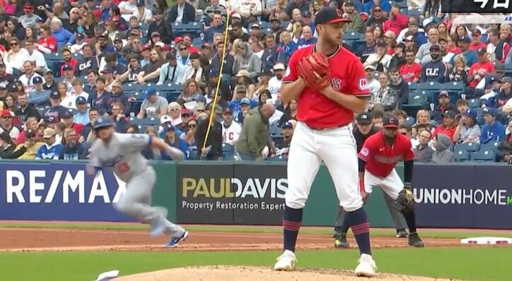 【写真・画像】どうなってんだよ！大谷翔平、逆方向アーチが“想定外の飛び方”「見上げすぎw」「ドン引きだろ」落ちてこない… 相手外野手の動きがおかしくなる　1枚目