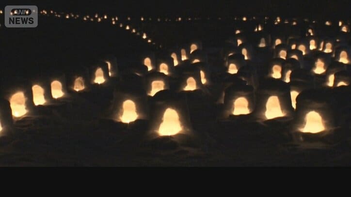 「絶景過ぎる温泉」のかまくら祭り 月明かりの河川敷に揺れるろうそくの炎
