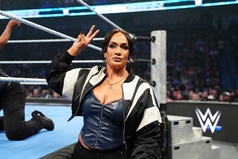 「歩くクリスマスツリー」180センチ超え巨漢女子タッグ、ホリデー仕様のド派手ペアルックにファンざわつく「目がチカチカする」