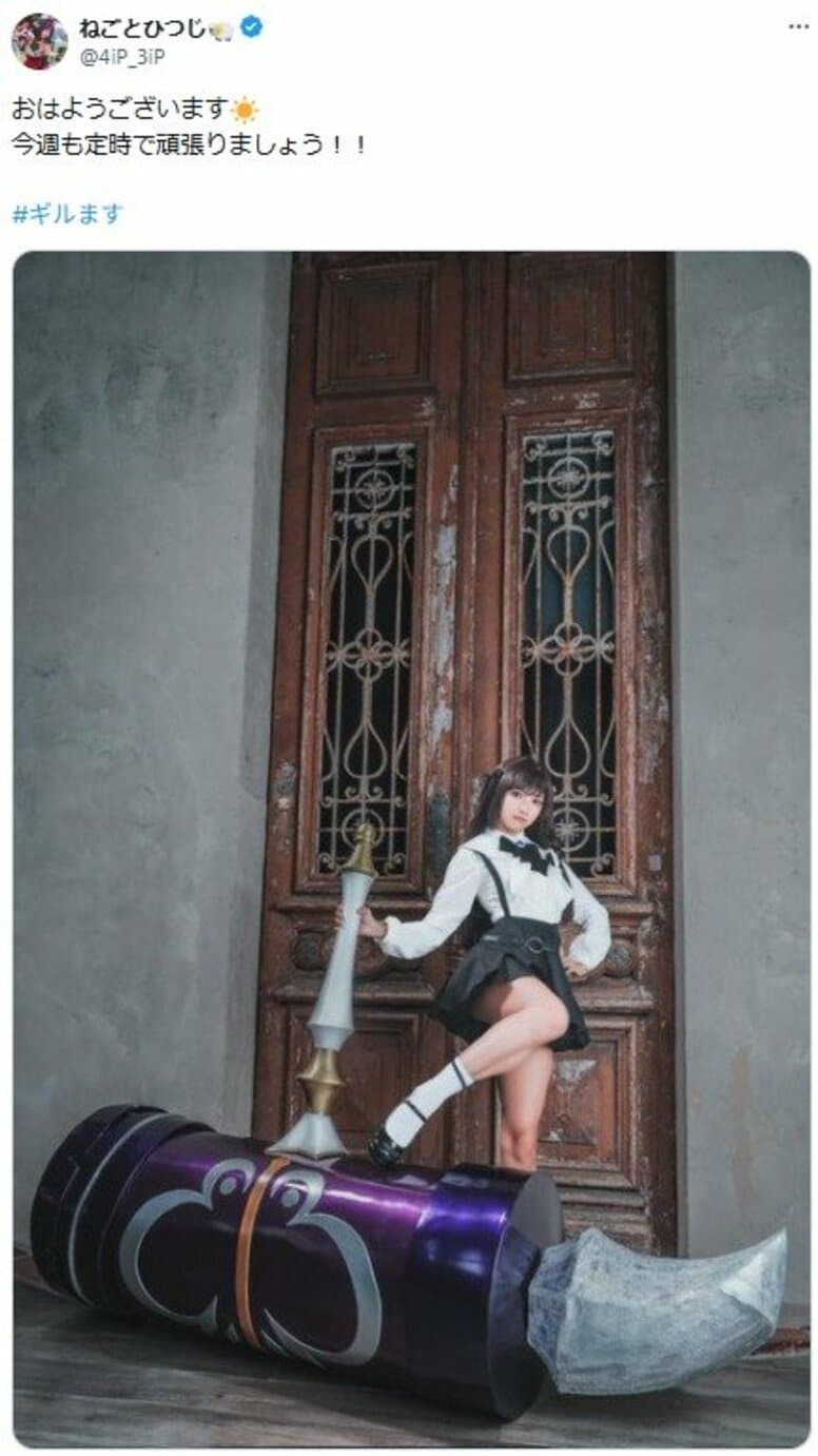 „Groß... Riesig" – Fans sind überwältigt von der immensen Präsenz: Cosplay von Alina aus „Gilmasu" sorgt mit überkörpergroßem Hammer für Aufsehen