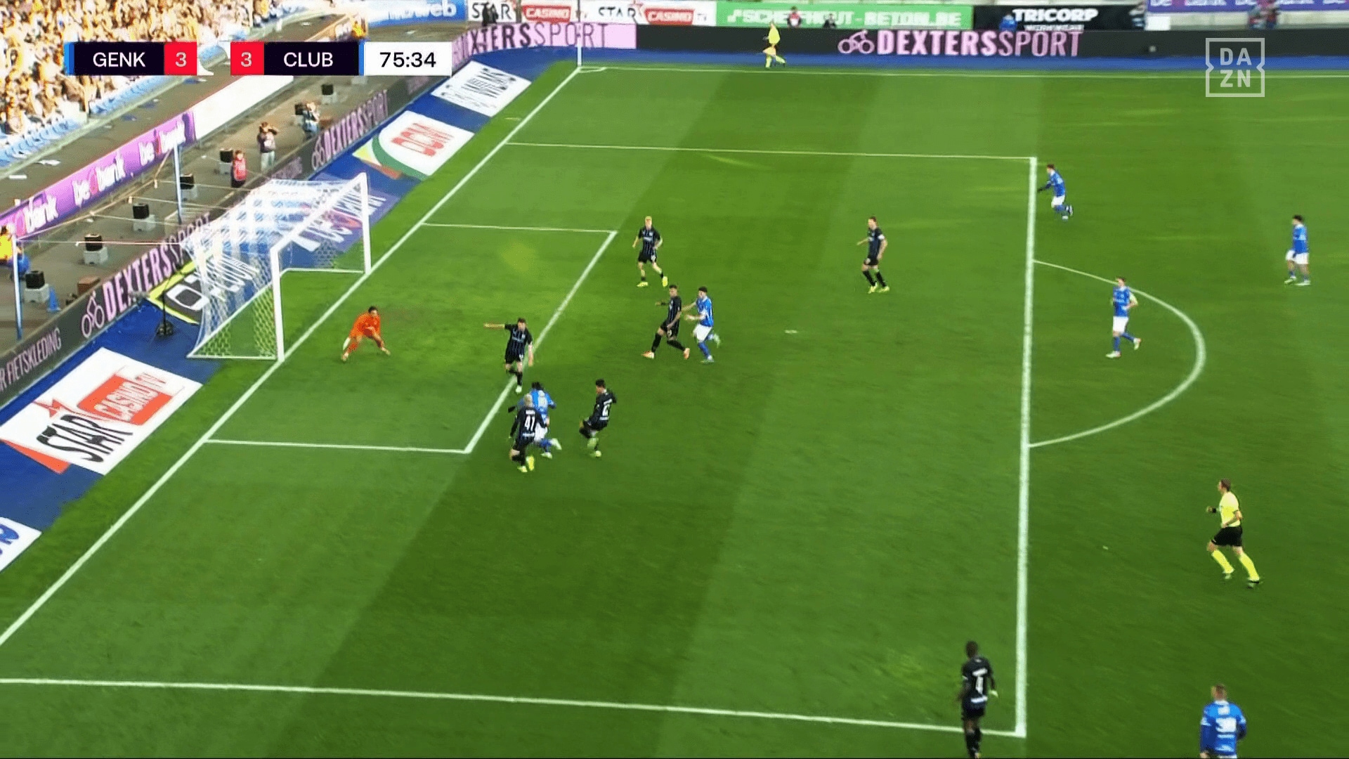 ゴールに突進する伊東純也