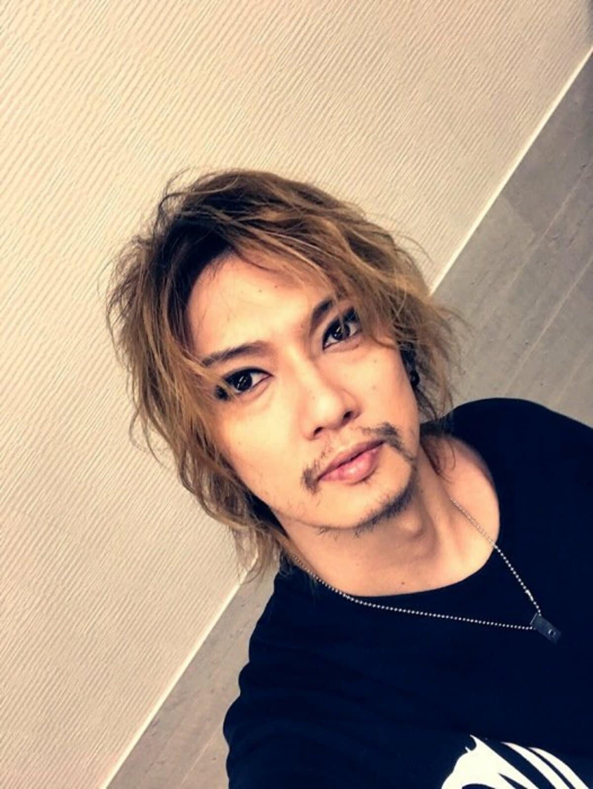 喜矢武豊、“意外にしっくりきた”髭とメイクの組み合わせに「ワイルド