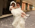  杉浦太陽、ウェディングドレス姿の妻・辻希美をお姫様抱っこ「新婚当初を思い出す」 