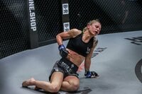 【映像】悶絶ミドル、“くの字”KO