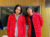 菅田将暉＆山﨑賢人の“お揃い衣装”の2ショットにファン感激！「だいすき」「仲良し兄弟みたい」