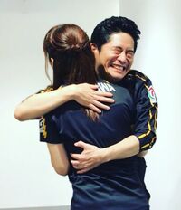 今期Mリーグ初勝利の萩原聖人、黒沢咲との熱い抱擁ショットに雷電ファン歓喜