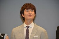 岡田将生、メイプル超合金との“家族写真”に反響「イケメンすぎる息子」と話題に