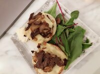 アレクサンダー『ステーキサンドイッチ 完成だ』