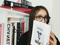 谷まりあ、メガネかけて読書する姿が「かわいすぎる、天使だ」と話題