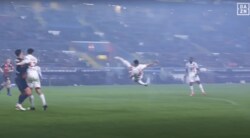 FIFA年間ゴール賞の候補？ 衝撃の“ジャンピングボレー弾”が話題沸騰！ 叩き上げFWの弾丸シュートに「完全なるゴラッソ」「認知→判断→実行が異常に速い」などファン熱狂