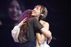 乃木坂46の“愛され最年長”新内眞衣、笑顔と涙の卒業セレモニー「人生を変えたいと思って良かった」梅澤美波から感謝の手紙も