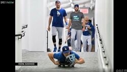 まじでワケわからん！ド軍の人気者・キケ、謎すぎる“珍行動”が話題「ヤバすぎるw」どこでもヘッドスライディングを決める「試合のイメトレだったのかｗ」