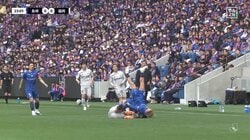 「大丈夫か？」空中戦からほぼ垂直落下で後頭部を強打「危ない落ち方」「いけるか？」3人が接触する危険シーンにファン騒然