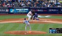 膝から崩れ落ちた…！ 山本由伸、急変化する“高速魔球”がエグすぎる　見逃し三振した打者のリアクションが話題に「動けないw」「手出ないだろ」