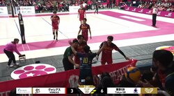 男子バレー、客席へ“一直線”の衝撃レシーブ！ 危険を顧みないド迫力に「マジで心臓に悪い」ファン騒然