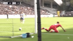 衝撃失点に騒然…ガンバGKが痛恨ミス「何やってるんだ」「無回転だから難しい」ファンの意見は真っ二つ「そっちに弾くんかい」「災難だ」