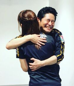 今期Mリーグ初勝利の萩原聖人、黒沢咲との熱い抱擁ショットに雷電ファン歓喜