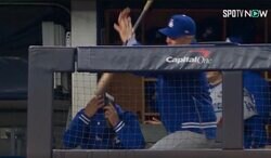 何が起きた？ ド軍・ロバーツ監督に“想定外のアクシデント”「どうした？」 ベンチでまさかの展開に…「危険すぎる」