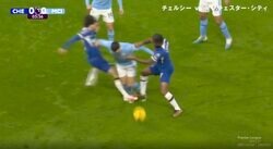 “若き天才”を止めるには、囲んで削ってブッ潰すしかない！踏みつけられ、蹴り飛ばされ… よく見たらフルボッコ　マンCの至宝・フォーデンが危険プレーに狙われた瞬間