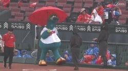 「傘さしてるかわい」雨天のスタジアムに咲く赤い傘？名物マスコットのキュートな姿にファン歓喜