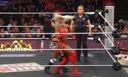 小柄な美女レスラー、筋肉女子に衝撃ビンタ まさかの奇襲に女子レフェリーもドン引き