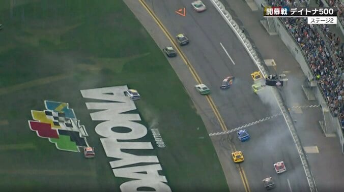 サーキット騒然！デイトナ500で“玉突き事故” 先頭争いで「外、真ん中、内側」相次ぐ連鎖接触に「これは無理」「避けきれない」 5枚目