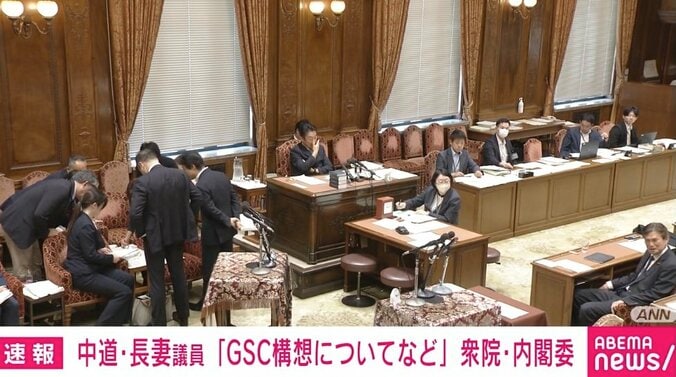 小野田大臣が7人に囲まれた様子