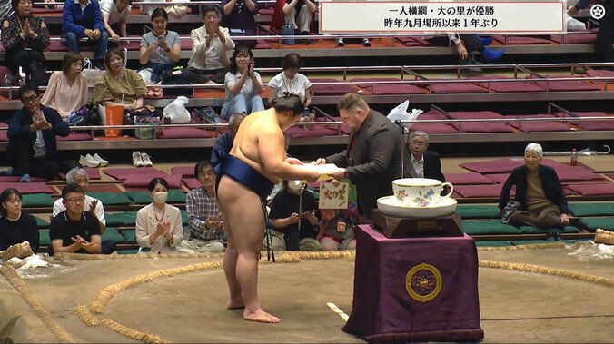 「ガタイよすぎ」「元関取かと」大の里、副賞授与式で“まさか”の人物 「カップも大使も横綱級」驚きと感嘆の声も 5枚目