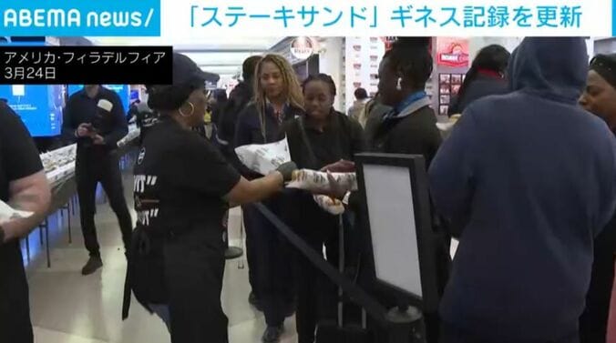 チーズステーキを配るスタッフ