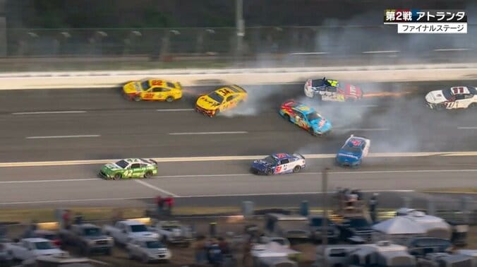 今季初の赤旗中断…残り4周、総勢11台のNASCARビッグワンに「あの速度差は怖い」 突如”急失速