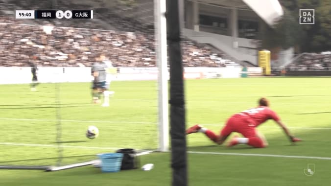 一森純の手を弾いたボールはゴールマウスに…