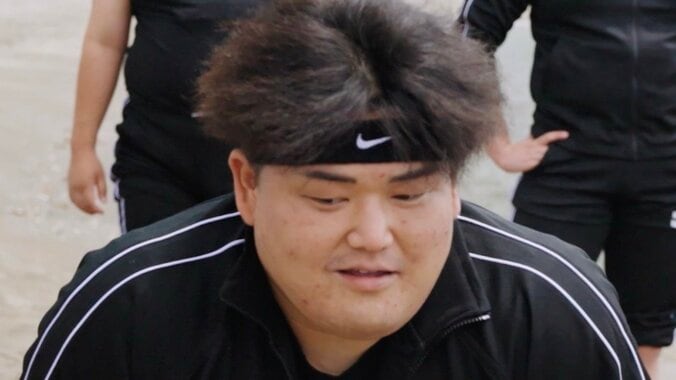 【写真・画像】ムキムキイケメンを瞬殺 “肩舐め”男が相撲で圧倒的なパワーを披露 「強すぎる」「体格差」　1枚目