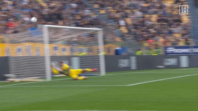 「弾き負けない」鈴木彩艶、“超弾道シュート”をビッグセーブ！強豪ナポリを封じて元日本代表GK＆地元メディアが称賛 5枚目