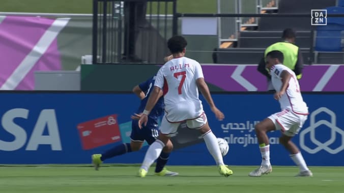 「三笘っぽい！」日本代表FWの“衝撃ドリブル”が話題「そこ浮かせて間を割るのか」横山夢樹が敵2人を一気にぶち抜いた瞬間【U23アジアカップ】 5枚目