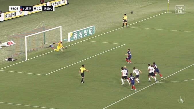 「ちょっと待ったPKやろ」「いやいや中でしょ！」際どい位置で接触転倒しVAR介入→FKがPKに変更「まじでよかった」ファンが一喜一憂した一部始終 5枚目