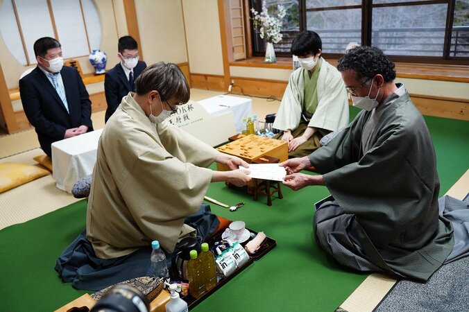 藤井聡太王将がペースを握ったか 挑戦者の羽生善治九段が59手目を封じる 注目の2日目は12日午前9時頃再開／将棋・王将戦七番勝負第6局 1枚目