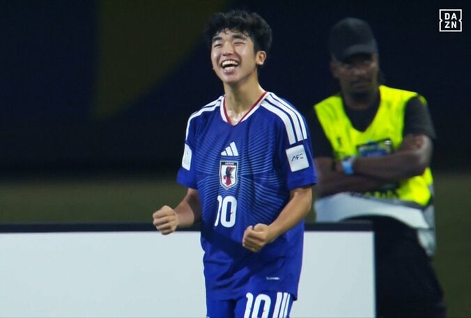 【写真・画像】“衝撃ゴラッソ”の日本代表10番、MVP＆得点王＆優勝の三冠達成！16歳・北原槙が「憧れの存在」佐藤龍之介との“約束”を果たし笑顔【U17アジア杯】　1枚目