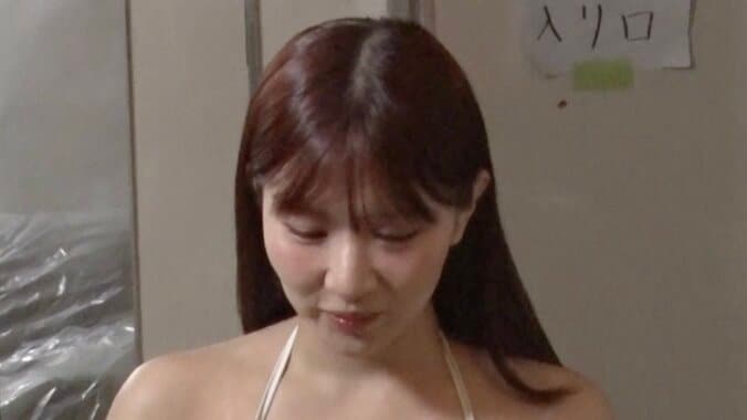 【写真・画像】“学生時代に胸が大きいと言われ続けた”NGなしグラドル、パイ砲ドッキリ被弾に芸人絶賛「良いもらい方！」「キレイ！」　1枚目