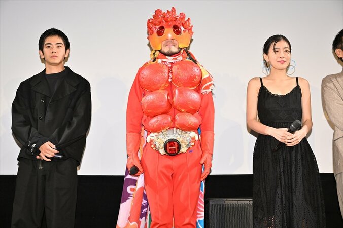 東出昌大、大はしゃぎ！メール文章の声マネをし親友・MOROHAアフロからツッコまれる 5枚目