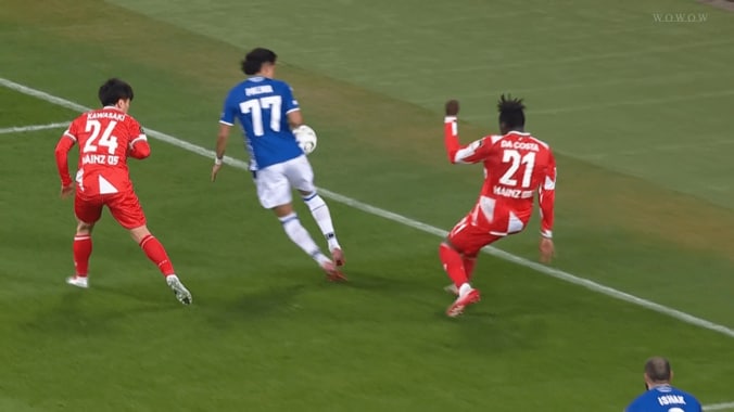 「ありえない判定だ！」日本代表MFが“誤審”の被害？ハンド＆チャレンジをめぐって指揮官が激怒した瞬間 2枚目