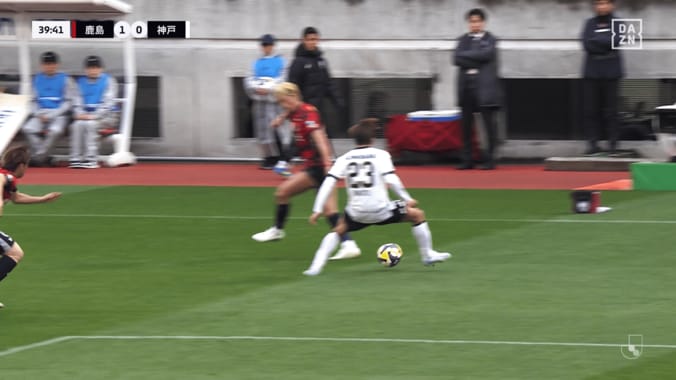 【写真・画像】衝撃のミス…町田GKの“空振りオウンゴール”にファン騒然「何が起こった…」「やっちまった」味方DFへも批判「ゴールを外すのが基本」　1枚目