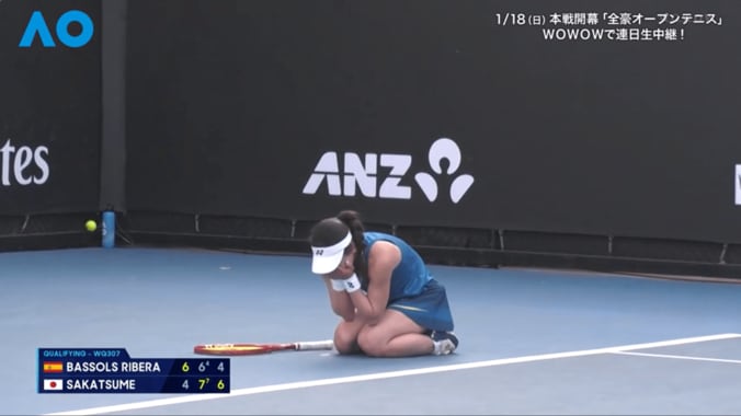 コートにうずくまり肩を震わせ涙する坂詰姫野（3/4）