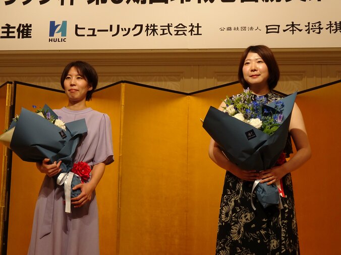 記念撮影に応じる西山朋佳白玲（右）と福間香奈女流四冠