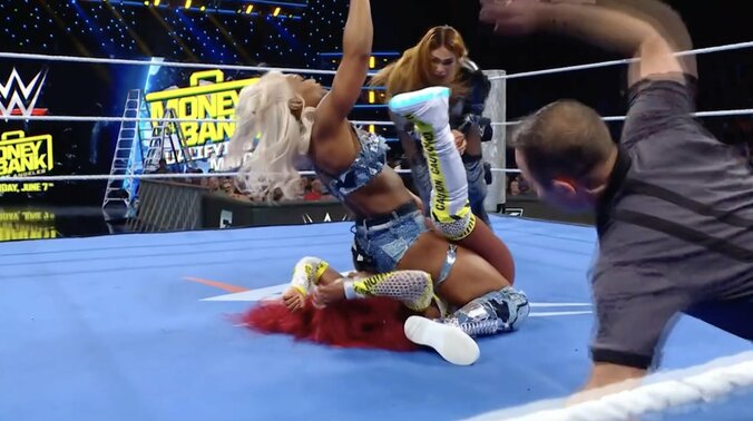 奥から狙いを定めるナイア・ジャックス