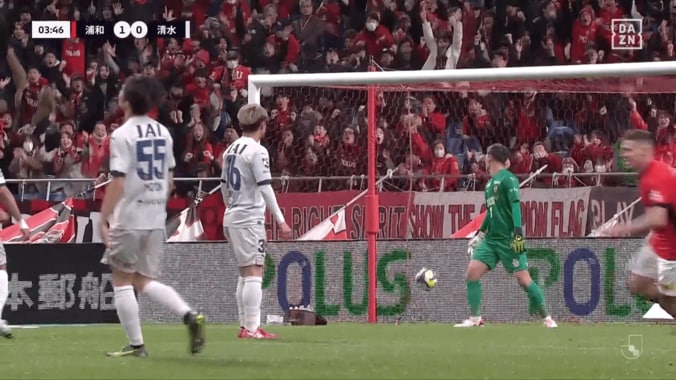 埼スタ震撼！ 驚愕の“逆足スーパーゴール”が話題騒然「凄すぎる」「時が止まった」「バケモノだ」浦和MF渡邊凌磨がGKお手上げの一撃を叩き込んだ瞬間 5枚目